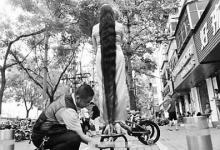 女子蓄發(fā)25年發(fā)長1.93米洗發(fā)一次耗費(fèi)半瓶洗發(fā)水