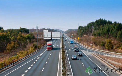 安徽高速多車追尾 在高速路上開車注意什么