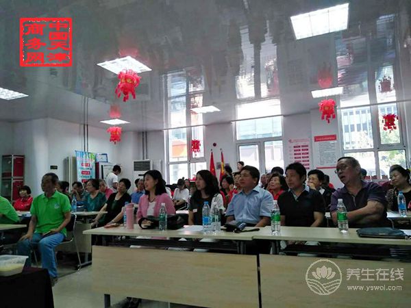 明星專家走進社區(qū) 與百姓互動談烹飪養(yǎng)生