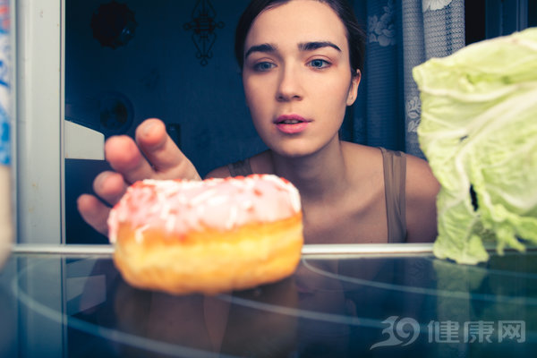 夢游嗜食癥：嘴上說不吃，身體卻很誠實