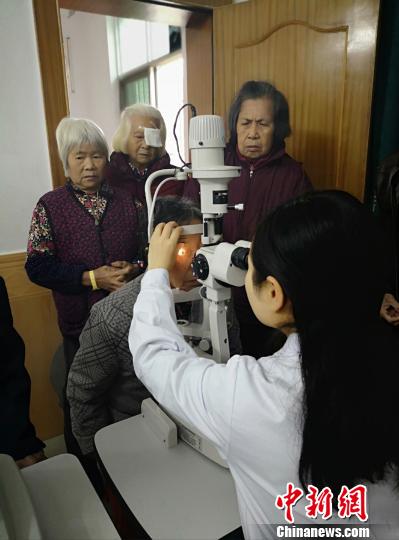 湖南一醫生農村撒播光明 4個月免費做白內障手術160余例 湖南一醫生農村撒播光明 4個月免費做白內障手術160余例