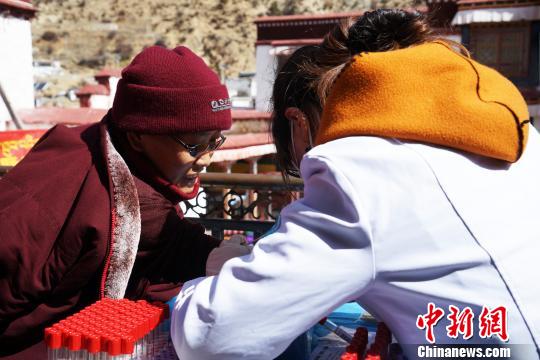 攜手民企送暖心服務 西藏婦聯“巾幗關愛”活動進寺廟 攜手民企送暖心服務 西藏婦聯“巾幗關愛”活動進寺廟