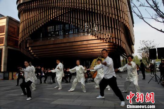 世界帕金森日:當太極遇上交響樂 共譜交響愛之歌 世界帕金森日:當太極遇上交響樂 共譜交響愛之歌