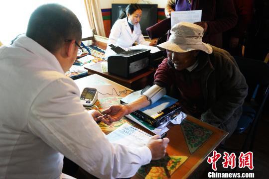 攜手民企送暖心服務 西藏婦聯“巾幗關愛”活動進寺廟 攜手民企送暖心服務 西藏婦聯“巾幗關愛”活動進寺廟