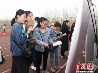 山西醫衛招聘會吸引2萬余人應聘 官方首次為民營醫院招才搭臺