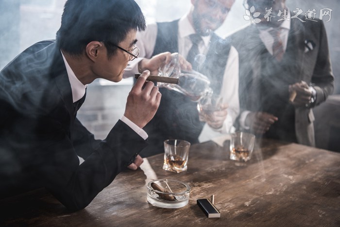 蘭州一干部聚餐飲酒后猝死 過度酗酒的危害