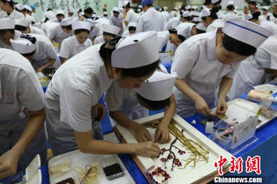 廣西一醫(yī)院護(hù)士用中藥葉作畫 展示無窮創(chuàng)意