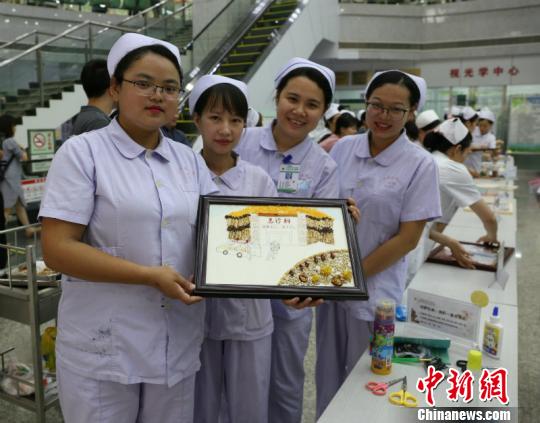 廣西一醫(yī)院護(hù)士用中藥葉作畫 展示無窮創(chuàng)意