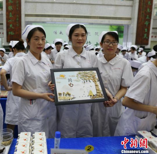 廣西一醫(yī)院護(hù)士用中藥葉作畫 展示無窮創(chuàng)意
