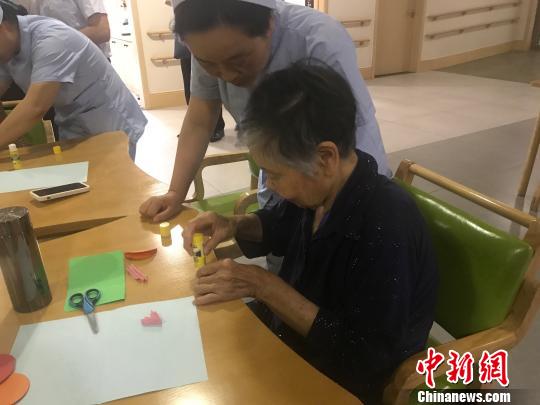 山西探索“互聯(lián)網(wǎng)+養(yǎng)老” 開(kāi)啟智慧養(yǎng)老服務(wù)新模式-易網(wǎng)<a href=http://www.aoa7937.com/ target=_blank class=infotextkey>健康養(yǎng)生</a>網(wǎng) 山西探索“互聯(lián)網(wǎng)+養(yǎng)老” 開(kāi)啟智慧養(yǎng)老服務(wù)新模式