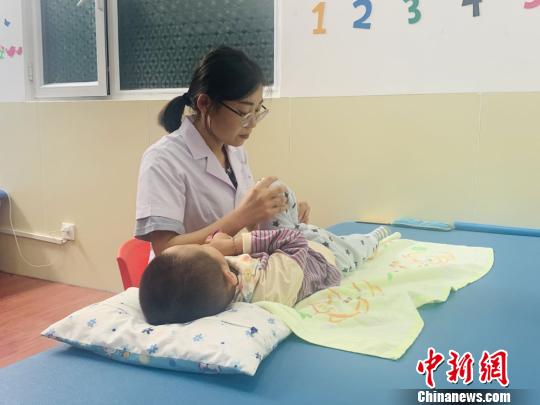兒童康復(fù)醫(yī)生吁正確面對(duì)殘障兒童“缺陷”促其融入社會(huì)-易網(wǎng)<a href=http://www.aoa7937.com/ target=_blank class=infotextkey>健康養(yǎng)生</a>網(wǎng) 兒童康復(fù)醫(yī)生吁正確面對(duì)殘障兒童“缺陷”促其融入社會(huì)