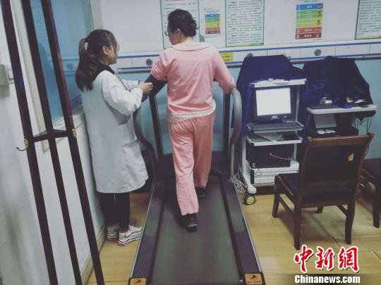 康復治療師倡老年人宜“慢病動治”-易網<a href=http://www.aoa7937.com/ target=_blank class=infotextkey>健康養(yǎng)生</a>網 康復治療師倡老年人宜“慢病動治”