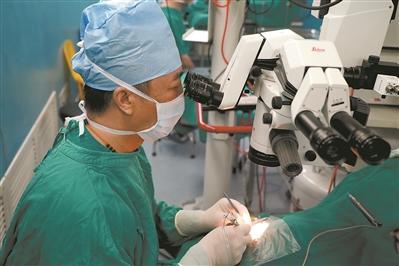105歲老人患白內障醫生15分鐘助他重見光明