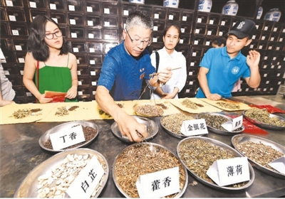 中醫(yī)藥“國(guó)際范兒”越來(lái)越足-易網(wǎng)健康<a href=http://www.aoa7937.com/jkys/ target=_blank class=infotextkey>養(yǎng)生</a>網(wǎng) 中醫(yī)藥“國(guó)際范兒”越來(lái)越足