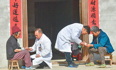 村醫(yī)父子三人:52年,看病超10萬人次-易網(wǎng)<a href=http://www.aoa7937.com/ target=_blank class=infotextkey>健康養(yǎng)生</a>網(wǎng) 村醫(yī)父子三人:52年,看病超10萬人次