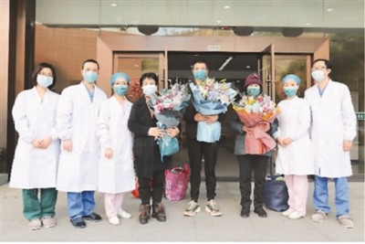 “患者治愈出院,我們更有信心了!”-易網<a href=http://www.aoa7937.com/ target=_blank class=infotextkey>健康養生</a>網 “患者治愈出院,我們更有信心了!”