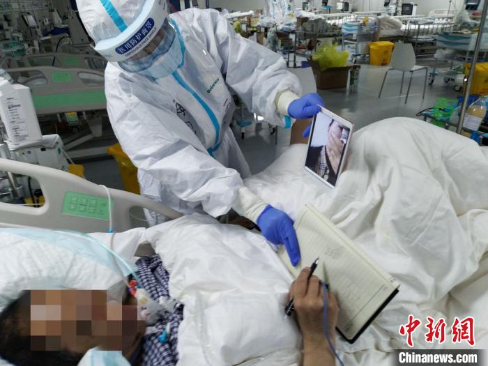 醫師節最好的禮物:新冠肺炎重癥痊愈患者發來視頻祝福-易網<a href=http://www.aoa7937.com/ target=_blank class=infotextkey>健康養生</a>網 醫師節最好的禮物:新冠肺炎重癥痊愈患者發來視頻祝福