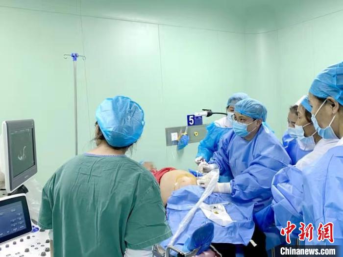 上海醫生為西藏帶去創造性治療手段 醫療援藏重“輸血”-易網<a href=http://www.aoa7937.com/ target=_blank class=infotextkey>健康養生</a>網 上海醫生為西藏帶去創造性治療手段 醫療援藏重“輸血”
