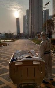武漢市“陪你看夕陽”老人重返故地：思念上海市醫(yī)療隊(duì)的小朋友們