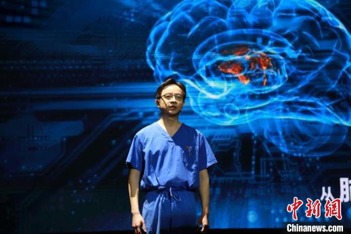 張文宏回憶打動人心的“黨員先上”:“是科室的常態”-易網健康<a href=http://www.aoa7937.com/jkys/ target=_blank class=infotextkey>養生</a>網 張文宏回憶打動人心的“黨員先上”:“是科室的常態”