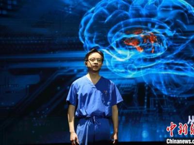 張文宏追憶觸動(dòng)人心的“黨員先上”：“是部門的常態(tài)化”