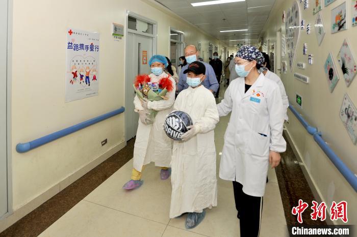 青海首例半相合造血干細(xì)胞移植患兒順利出艙
