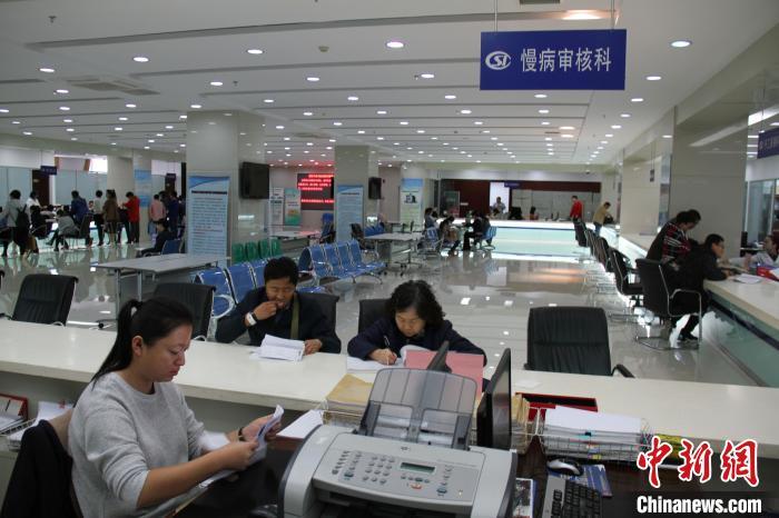 27省份開展普通門診費(fèi)跨省直接結(jié)算試運(yùn)行-易網(wǎng)<a href=http://www.aoa7937.com/ target=_blank class=infotextkey>健康養(yǎng)生</a>網(wǎng) 27省份開展普通門診費(fèi)跨省直接結(jié)算試運(yùn)行