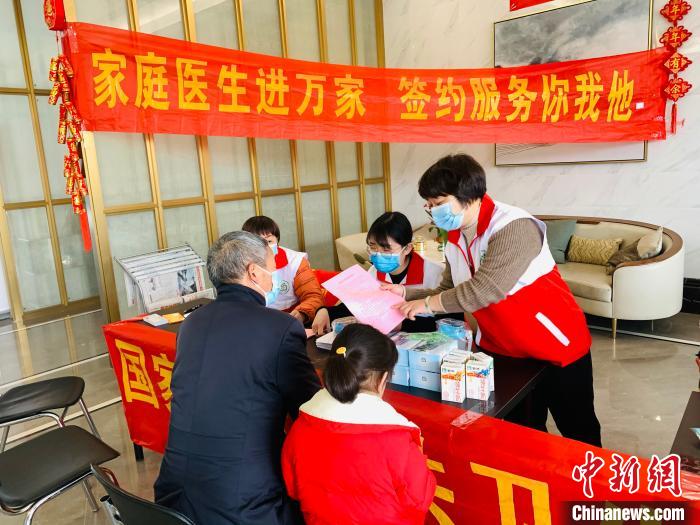 浙江蓮都家庭醫生春節上門服務 民眾有“醫”靠