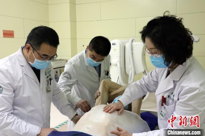 探訪中國首個碳離子癌癥治療中心:已達全球同等水平-易網健康<a href=http://www.aoa7937.com/jkys/ target=_blank class=infotextkey>養生</a>網 探訪中國首個碳離子癌癥治療中心:已達全球同等水平