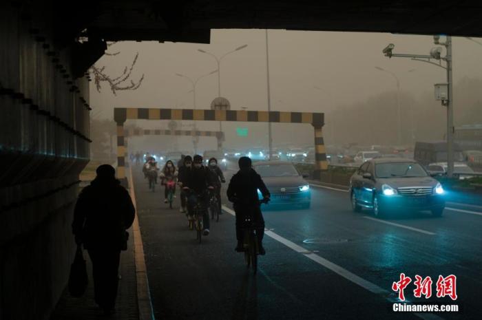 沙塵來襲!出門如何做好個人防護?口罩怎么挑?-易網<a href=http://www.aoa7937.com/ target=_blank class=infotextkey>健康養生</a>網 沙塵來襲!出門如何做好個人防護?口罩怎么挑?