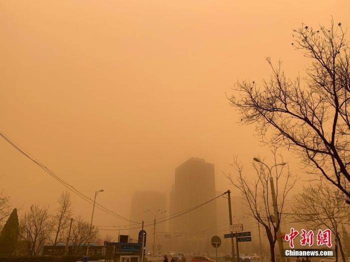 沙塵來襲!出門如何做好個人防護?口罩怎么挑?-易網健康<a href=http://www.aoa7937.com/jkys/ target=_blank class=infotextkey>養生</a>網 沙塵來襲!出門如何做好個人防護?口罩怎么挑?