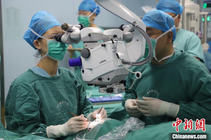 青海省首例折疊式人工玻璃體球囊植入手術成功實施-易網健康<a href=http://www.aoa7937.com/jkys/ target=_blank class=infotextkey>養生</a>網 青海省首例折疊式人工玻璃體球囊植入手術成功實施