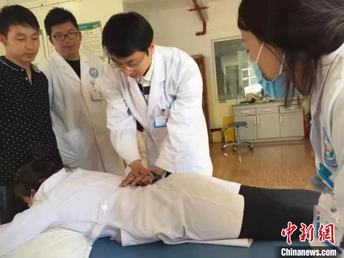 “輸血”與“造血”并舉 上海助力打通云南民眾看病“最后一公里”-易網<a href=http://www.aoa7937.com/ target=_blank class=infotextkey>健康養生</a>網 “輸血”與“造血”并舉 上海助力打通云南民眾看病“最后一公里”
