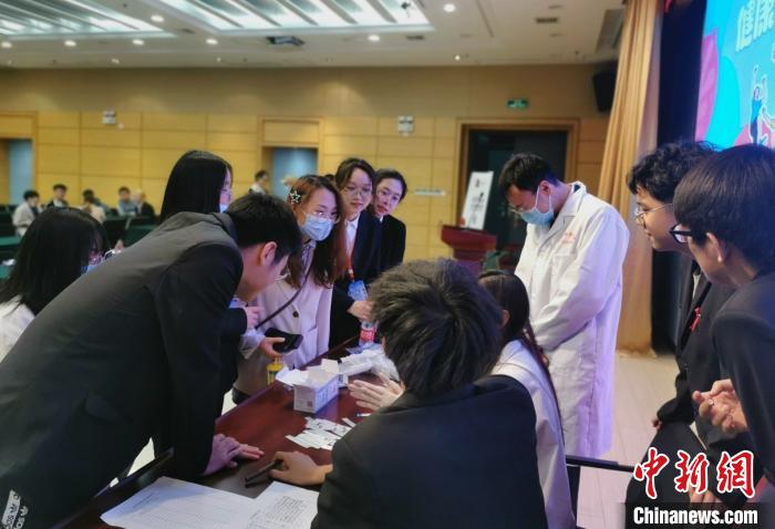 正確認識艾滋病:請給“他們”一個正常的眼神-易網<a href=http://www.aoa7937.com/ target=_blank class=infotextkey>健康養生</a>網 正確認識艾滋病:請給“他們”一個正常的眼神
