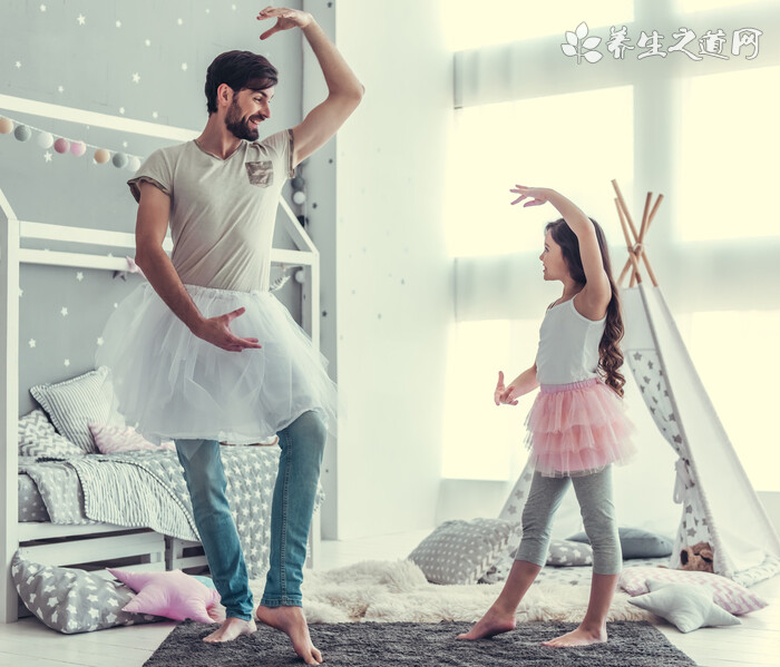 爸爸輔導孩子作業生氣捶墻致骨折 手骨折了要注意什么