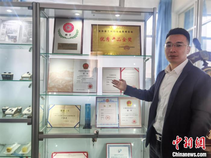 蘭州企業(yè)匠心雕琢“一枚瓣” 致力國人擁有屬于自己的“心”-易網(wǎng)<a href=http://www.aoa7937.com/ target=_blank class=infotextkey>健康養(yǎng)生</a>網(wǎng) 蘭州企業(yè)匠心雕琢“一枚瓣” 致力國人擁有屬于自己的“心”