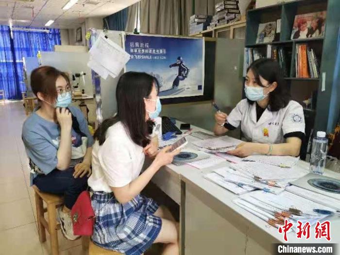 安徽合肥:“量眼訂制”受追捧 眼科專家給出“愛眼攻略”-易網(wǎng)健康<a href=http://www.aoa7937.com/jkys/ target=_blank class=infotextkey>養(yǎng)生</a>網(wǎng) 安徽合肥:“量眼訂制”受追捧 眼科專家給出“愛眼攻略”