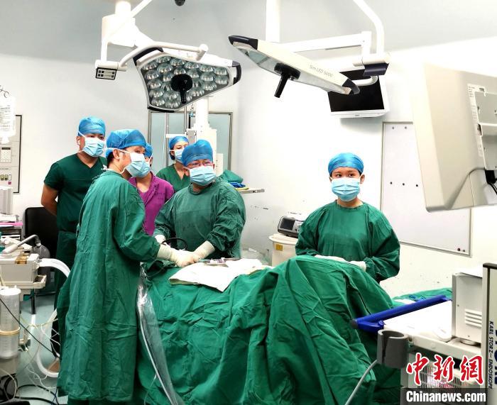 中國疝和腹壁外科頂級專家探討疝氣微創治療及早診早治-易網健康<a href=http://www.aoa7937.com/jkys/ target=_blank class=infotextkey>養生</a>網 中國疝和腹壁外科頂級專家探討疝氣微創治療及早診早治