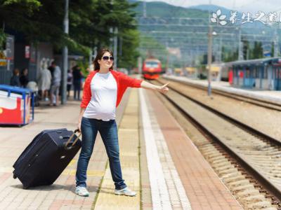 載735人列車被困鄭州超40小時 已斷水?dāng)嗉Z急需救援！