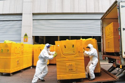 醫療廢物處置人員:抗疫“幕后英雄”-易網健康<a href=http://www.aoa7937.com/jkys/ target=_blank class=infotextkey>養生</a>網 醫療廢物處置人員:抗疫“幕后英雄”