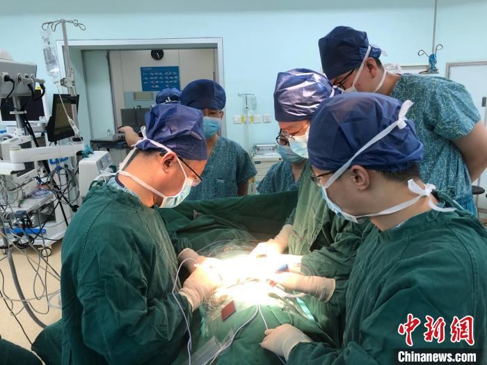 山西五旬母親捐腎救子 醫院進行跨血型腎移植-易網<a href=http://www.aoa7937.com/ target=_blank class=infotextkey>健康養生</a>網 山西五旬母親捐腎救子 醫院進行跨血型腎移植