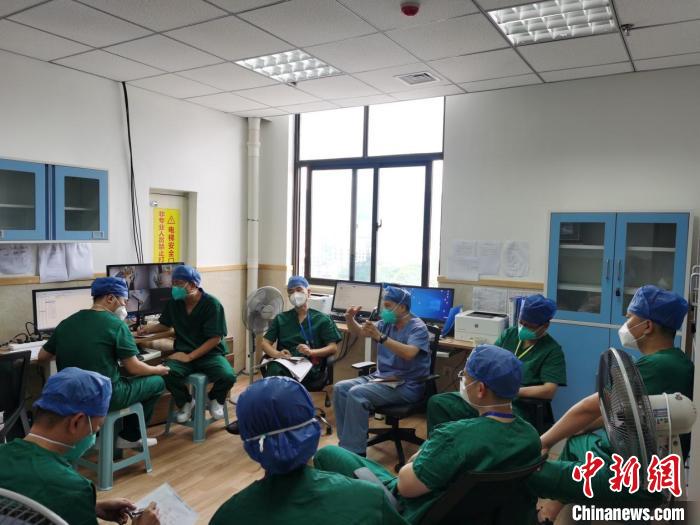 上海醫(yī)護(hù)助11名福建新冠肺炎患兒康復(fù)出院-易網(wǎng)健康<a href=http://www.aoa7937.com/jkys/ target=_blank class=infotextkey>養(yǎng)生</a>網(wǎng) 上海醫(yī)護(hù)助11名福建新冠肺炎患兒康復(fù)出院