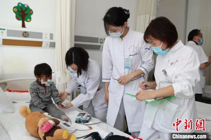 援藏醫生帶日喀則先心病患兒來上海接受公益治療-易網<a href=http://www.aoa7937.com/ target=_blank class=infotextkey>健康養生</a>網 援藏醫生帶日喀則先心病患兒來上海接受公益治療