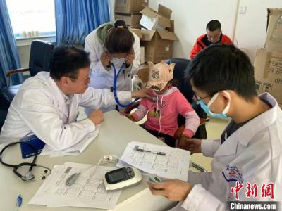 援藏醫生帶日喀則先心病患兒來上海接受公益治療