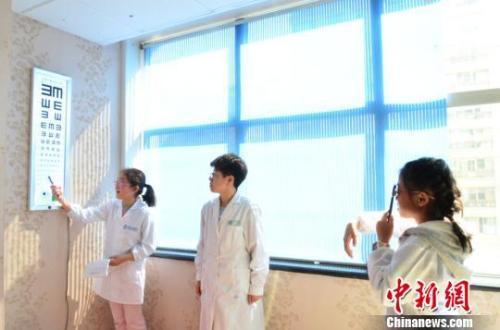 世界愛眼日:拿什么拯救我們的“小眼鏡”?-易網(wǎng)健康<a href=http://www.aoa7937.com/jkys/ target=_blank class=infotextkey>養(yǎng)生</a>網(wǎng) 世界愛眼日:拿什么拯救我們的“小眼鏡”?