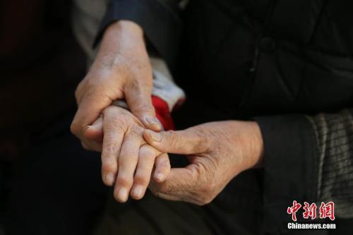 【醫線觀察】駝背、抽筋也是病?當心“隱秘的殺手”-易網健康<a href=http://www.aoa7937.com/jkys/ target=_blank class=infotextkey>養生</a>網 【醫線觀察】駝背、抽筋也是病?當心“隱秘的殺手”