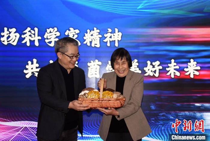 莊文穎院士:《中國真菌志》已出版62卷記錄905屬8873種真菌-易網健康<a href=http://www.aoa7937.com/jkys/ target=_blank class=infotextkey>養生</a>網 莊文穎院士:《中國真菌志》已出版62卷記錄905屬8873種真菌