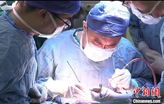 利刃扎進(jìn)1歲女嬰顱內(nèi) 上海專家精準(zhǔn)定位取斷刃-易網(wǎng)健康<a href=http://www.aoa7937.com/jkys/ target=_blank class=infotextkey>養(yǎng)生</a>網(wǎng) 利刃扎進(jìn)1歲女嬰顱內(nèi) 上海專家精準(zhǔn)定位取斷刃