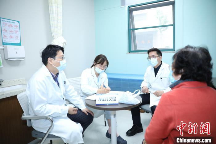 專家:多學(xué)科聯(lián)合診療破解帕金森診療痛點(diǎn)-易網(wǎng)健康<a href=http://www.aoa7937.com/jkys/ target=_blank class=infotextkey>養(yǎng)生</a>網(wǎng) 專家:多學(xué)科聯(lián)合診療破解帕金森診療痛點(diǎn)