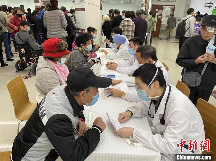 專家完善推廣針刺麻醉術 胸外科手術進入“超微創”“無管化時代”-易網健康<a href=http://www.aoa7937.com/jkys/ target=_blank class=infotextkey>養生</a>網 專家完善推廣針刺麻醉術 胸外科手術進入“超微創”“無管化時代”